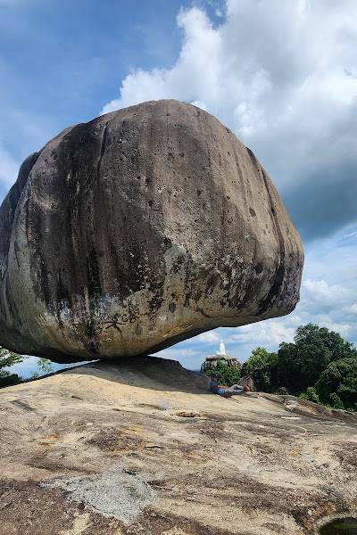 Đá Ba Chồng